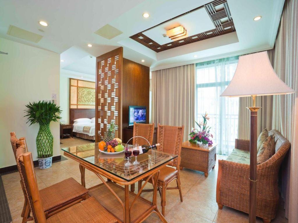 Bao Hong Hotel Sanya Bagian luar foto