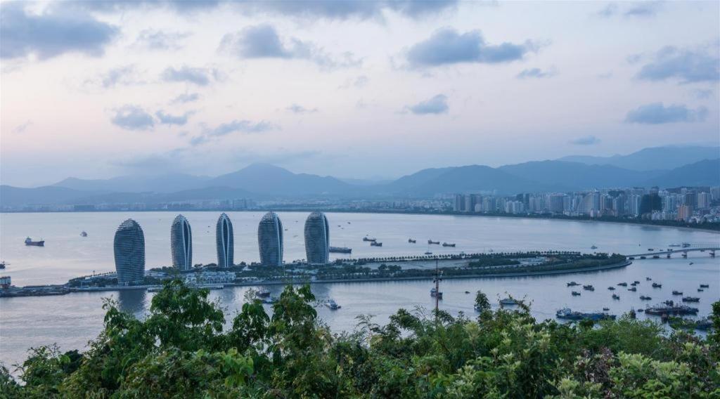 Bao Hong Hotel Sanya Bagian luar foto